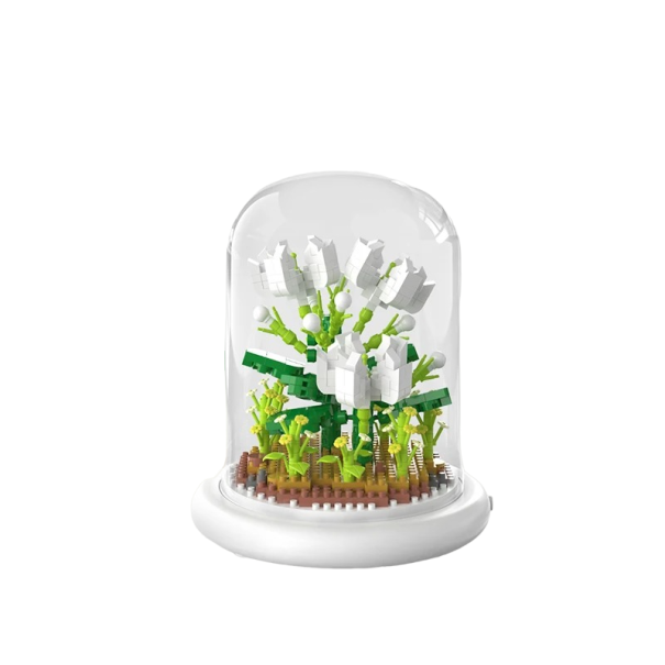 Mini stavebnice bílé květiny na svítícím podstavci a ve skleněném poklopu 13,5 x 11,7 cm AAA baterie Domácí dekorace ze stavebnice Dětská skládací hračka 520 dílků 1