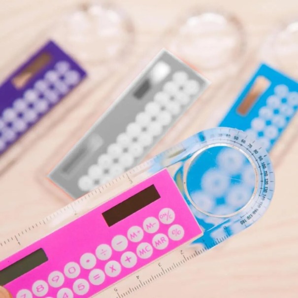 Mini-zonnecalculator in de vorm van een liniaal met vergrootglas