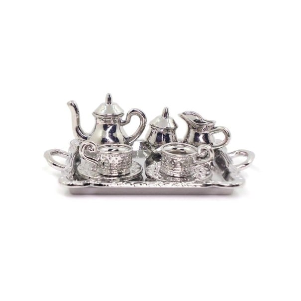 Miniaturní kovová čajová sada pro panenky Podnos s konvičkou a dvěma šálky Stříbrná barva a reliéfní zdobení Rozměr podnosu 6,7 x 4,8 cm 1