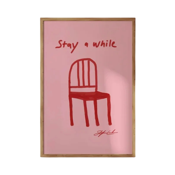 Minimalistinen juliste vaaleanpunaisella taustalla, punaisella tuolilla ja tekstillä stay a while 30 x 40 cm kangastuloste ilman kehystä seinäkoriste 1