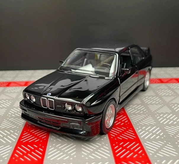 Model auta BMW M3 1987 1:36 12,2 × 4,5 × 3,5 cm Kovový sběratelský model Zinkovo-hliníkové tělo Retro sportovní vůz dekorace černá