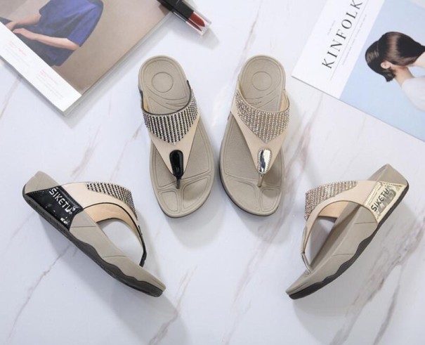 Moderna plattformsflipflops för kvinnor