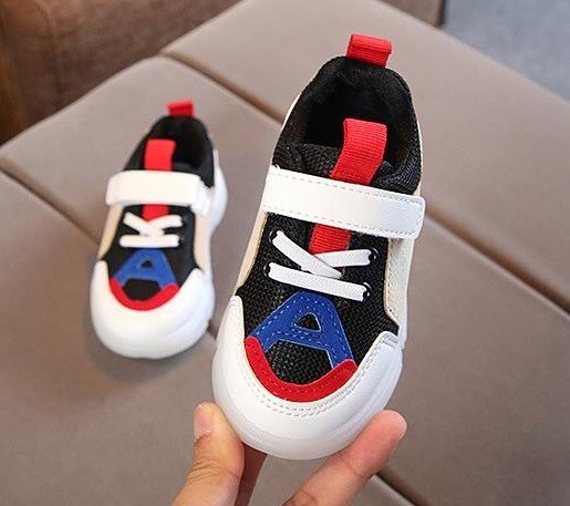 Moderna självlysande sneakers för barn