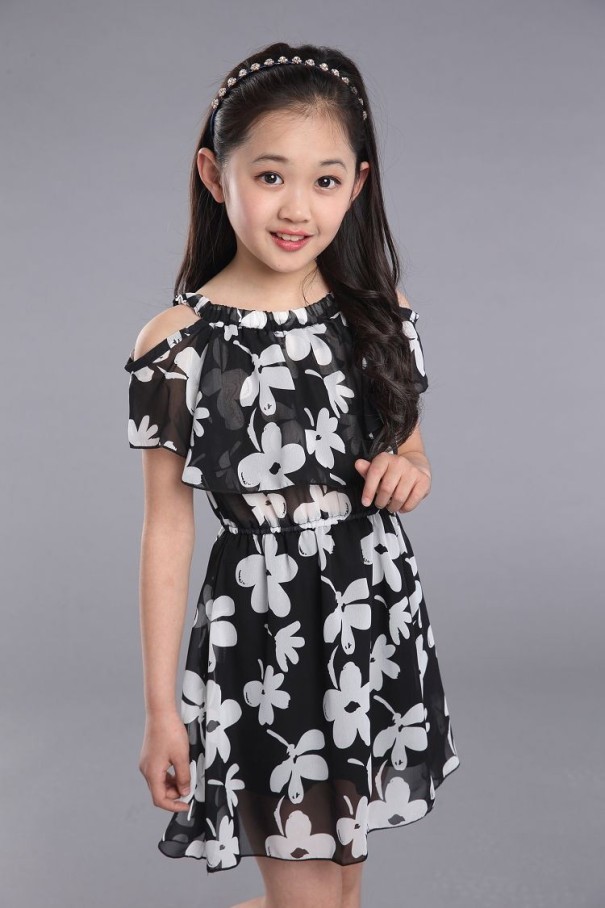 Moderné dievčenské šaty s kvetinovým vzorom J1389 čierna 3