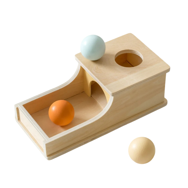 Montessori-puinen laatikko rampilla ja pallolla. Opettavainen sensorinen lelu lapsille. Motorinen kehitys. Kognitiivinen oppimisen apuväline. Värikäs 1