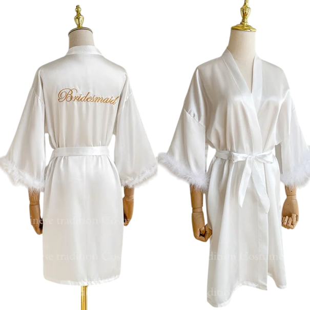 Morgonrock för damer med plyschkant på ärmarna Texten Bridesmaid Knut runt midjan Lätt morgonrock av polyester och konstsilke Elegant morgonrock vit