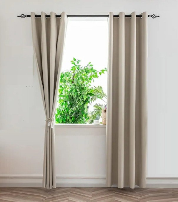 Mørklægningsgardiner beklædt med sort TPU på bagsiden. Uigennemsigtigt gardin med øskler. Gardiner med varmeisolering. Elegant uigennemsigtigt gardin 100 x 213 cm. beige