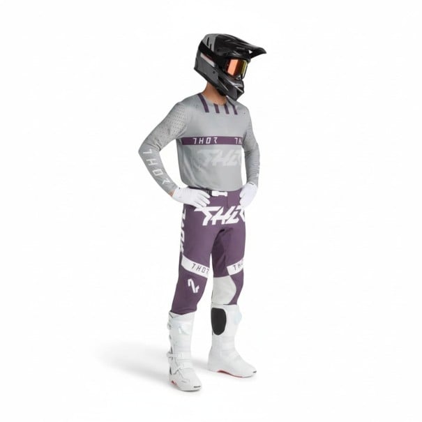 Motokrossikokonaisuus paita ja housut Perforoitu pitkähiha paita ja vyöllä varustetut housut Polyesteri ja nylon Harmaa paita ja violetit housut XS