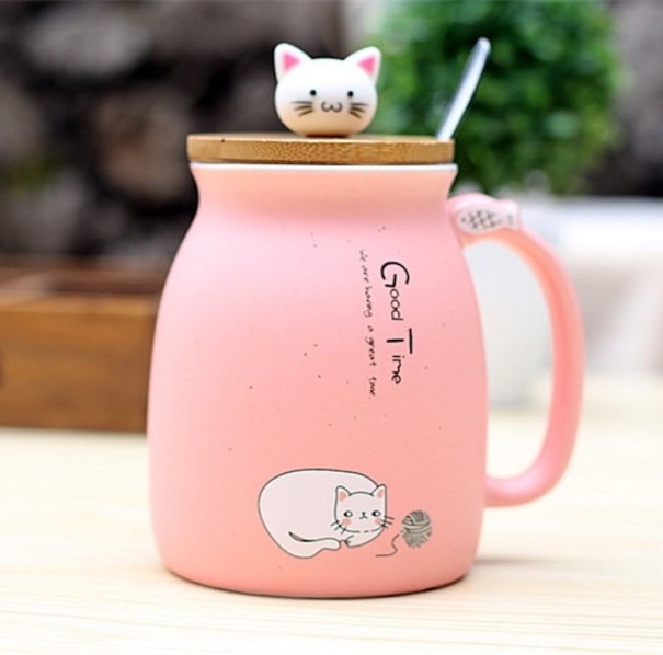 Mug et cuillère avec un chat rose