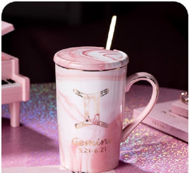 Mug marbré avec motif du zodiaque rose 10