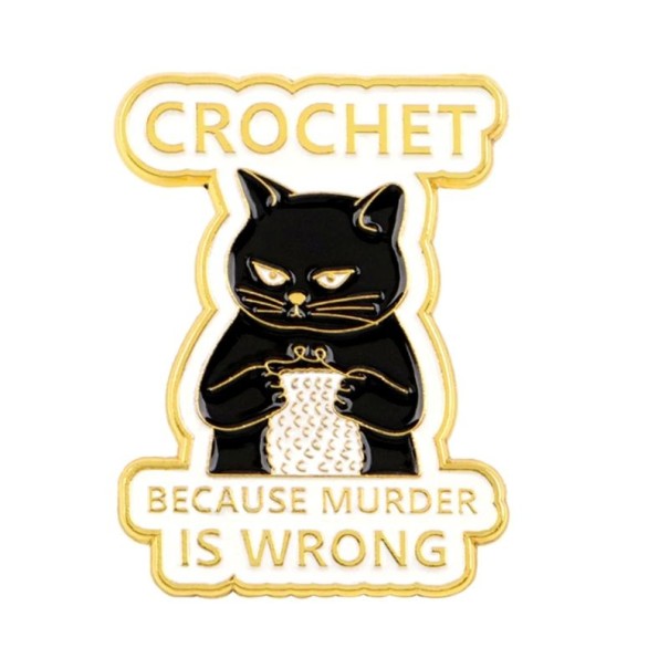 Mustakissa pinssi tekstillä CROCHET noin 3,3 x 3,1 cm mustavalkoinen merkki neulontateemalla takkiin reppuun tyylikäs lisävaruste 1