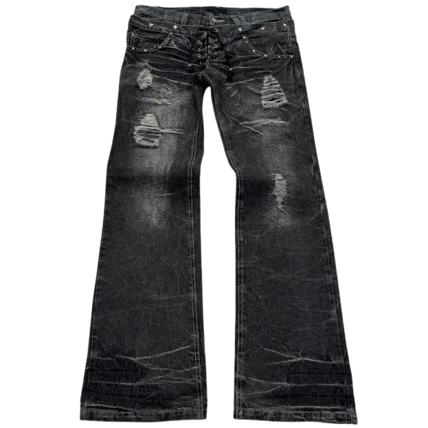 Mustat unisex-farkut, goottilainen nauhallinen malli, rispaantunut ilme, levenevät lahkeet, napit, revityt nilkkurit, sekä naisille että miehille. XL