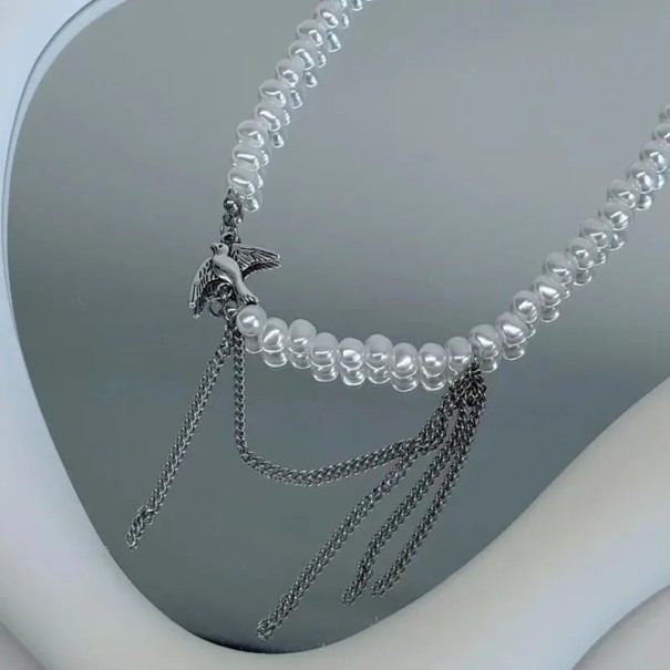 Náhrdelník s korálky v perleťových odstínech a přirozeným vzhledem, vrstvené řetízky a přívěsek ptáčka, jemný elegantní šperk 1