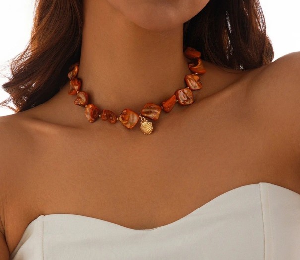 Náhrdelník s perleťovými články a přívěskem mušle, nepravidelné tvary, výrazný dámský náhrdelník s mořským motivem oranžová