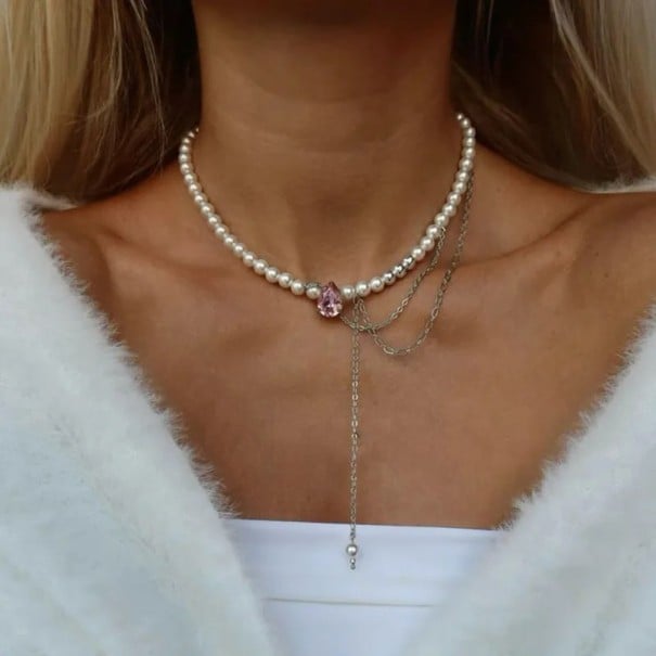 Náhrdelník z bílých lesklých korálků s perleťovým vzhledem, růžovým broušeným kamínkem a jemnými visícími řetízky, elegantní šperk 1