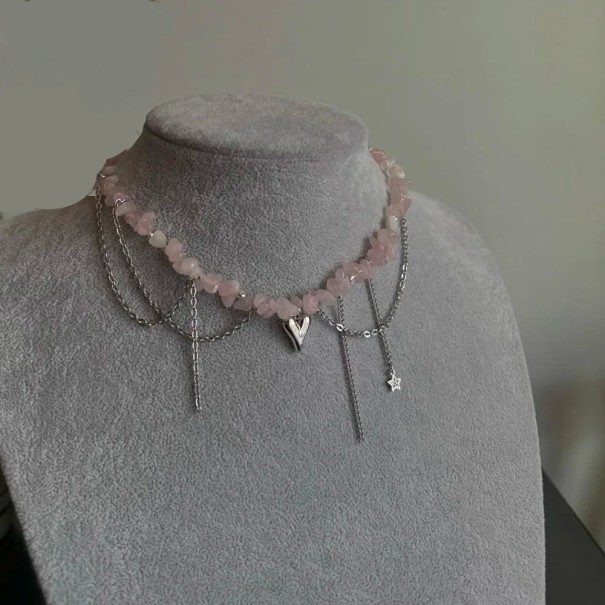 Náhrdelník z nepravidelných korálků s jemným leskem, vrstvené visící řetízky a srdcový přívěsek, elegantní dekorativní šperk růžová