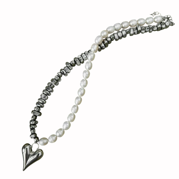Náhrdelník ze dvou typů korálků s lesklým povrchem a nepravidelným tvarem, doplněný srdcovým přívěskem, výrazný dekorativní šperk stříbrná