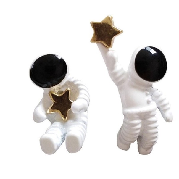 Naisten astronautti-riipukset korvakoruissa 1