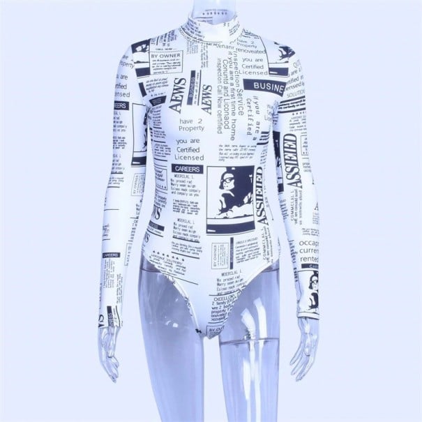 Naisten body sanomalehtiaiheella XS