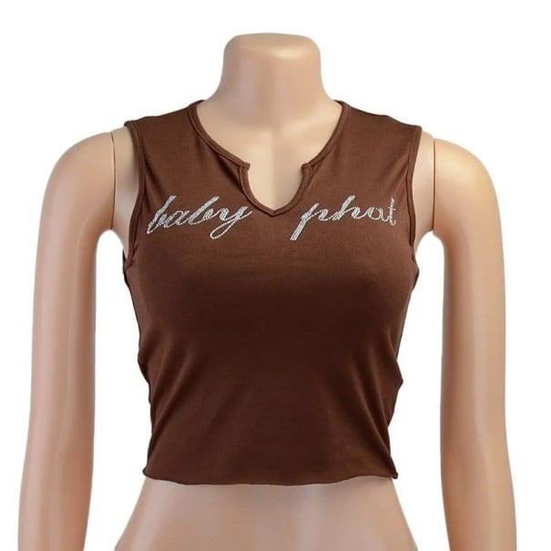 Naisten Crop Top -toppi ruskea Baby Phat -painatuksella V-pääntiellä ja leveillä olkaimilla L