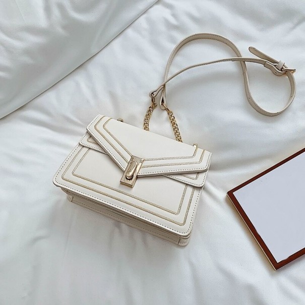 Naisten crossbody-laukku kirjekuorella ja kontrastivärisillä ompeleilla Ketjuhihna soljella Metallinen suljenta PU-nahkaa 21 x 14 x 7,5 kermanvärinen