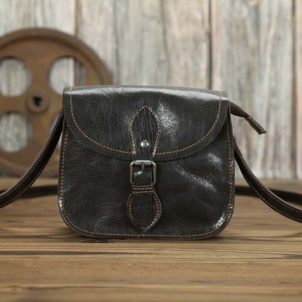 Naisten crossbody-laukku oikeasta nahasta Satulan muoto läpällä ja metallisoljella Vintage-ilme Pitkä hihna olalle 18,5 x 7,5 x 15 cm 2