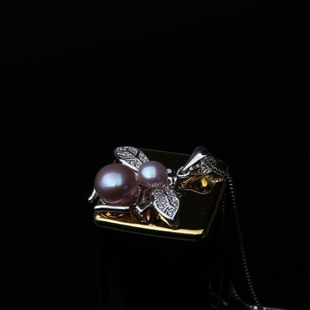 Naisten kaulakoru mehiläisellä D618 3