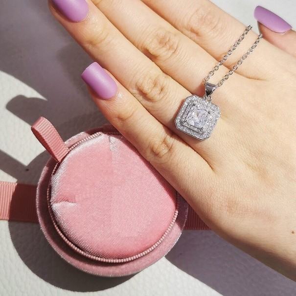 Naisten kaulakoru riipuksella D417 3