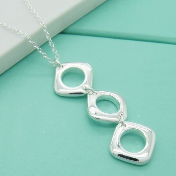 Naisten kaulakoru riipuksella D503 2