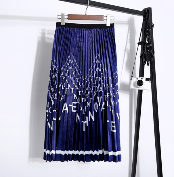 Naisten laskostettu hame kirjaimilla sininen