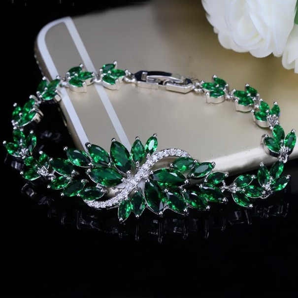 Naisten massiivinen rannekoru kivillä vihreä