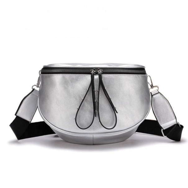 Naisten puolikuun muotoinen crossbody-laukku Ylävetoketju pitkillä lenkeillä Leveä tekstiilipää Shine PU-nahka 24 x 18 x 11 cm Kaupunkiin hopeinen