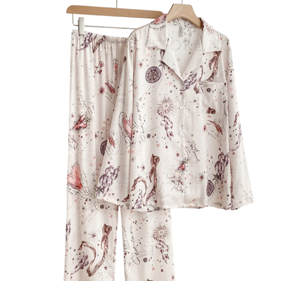 Naisten pyjama beige värissä hienolla kuviolla Paita kauluksella ja pitkät hihat napilla, jossa on tasku, sekä housut polyesteristä ja viskoosista L