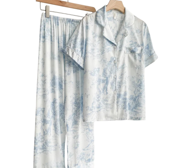 Naisten pyjama hienoilla kuvioilla Kauluspaita nappikiinnityksellä ja lyhyillä hihoilla sekä rintataskulla ja pehmeistä polyesterista ja viskoosista valmistetut housut sininen L