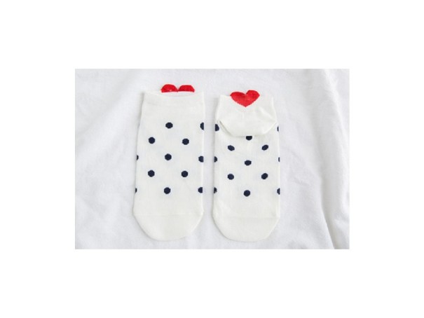 Naisten sukat sydämillä 8