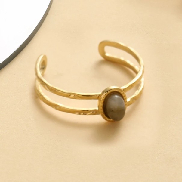 Nastavitelný prsten s oválným kamínkem 18,2 mm, reliéfní obroučka s dvojitou linií, výrazný přírodní motiv šedá