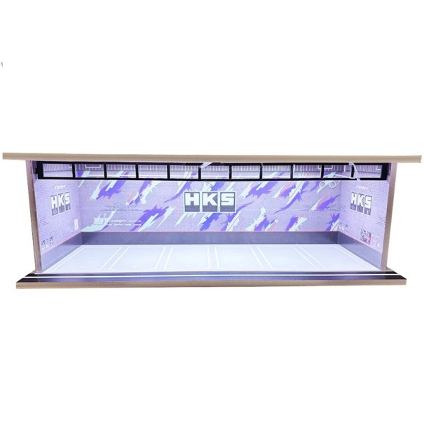 Näyttelydiorama autotallille 30 x 13,5 x 10 cm Mittakaava 1:64 HKS violetti viritysseinä kuvilla Parkkikohtaus automalleille PVC ABS 1