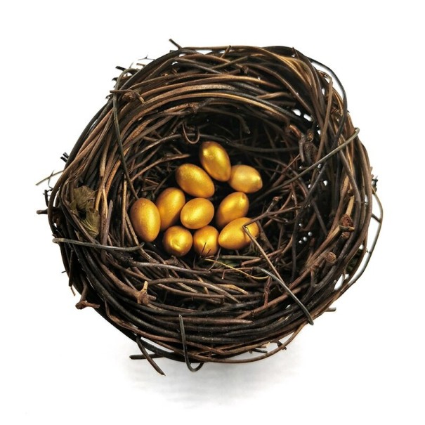 Nido decorativo con huevos. 4