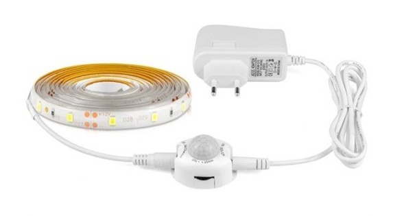 Noční senzor s detekcí pohybu a LED pásky J1401 teplá bílá 3 m