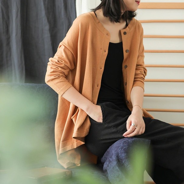 Női bő pulóver gombokkal A2108 világos barna