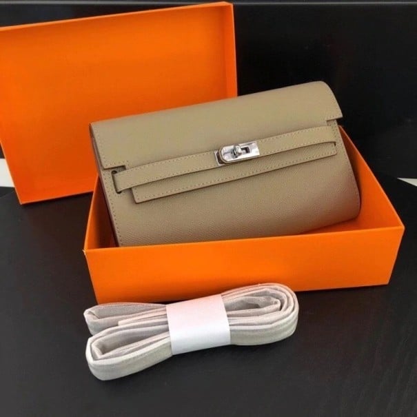 Női bőr crossbody táska klappal és fémzárral Kicsi pénztárca eltávolítható pánttal 22 x 14 x 4 cm 4