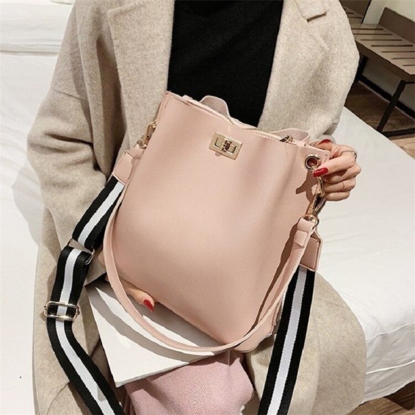 Női crossbody kézitáska M1037 világos rózsaszín