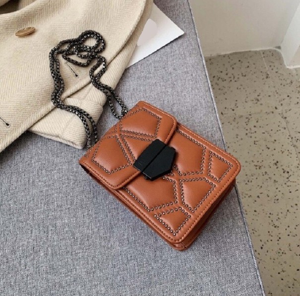 Női crossbody kézitáska M1554 barna