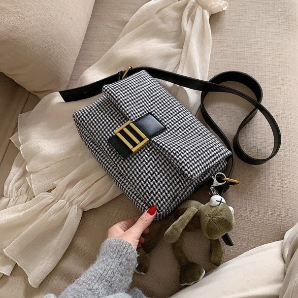 Női crossbody kézitáska M1762 fekete