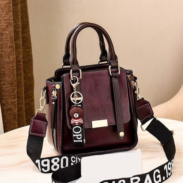 Női crossbody táska két füllel Széles pánt felirattal Kontrasztos varrás Fém címke PU bőr és poliészter 21 x 21 x 11 cm sötétbarna
