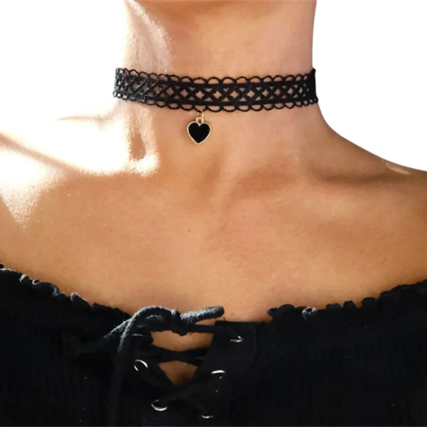 Női fekete choker csipkével és szív alakú medállal, zárható, elegáns kiegészítő mindennapi és ünnepi viselethez 1