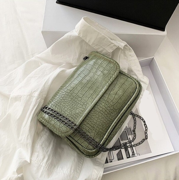 Női kézitáska kígyó mintával M677 olajbogyó