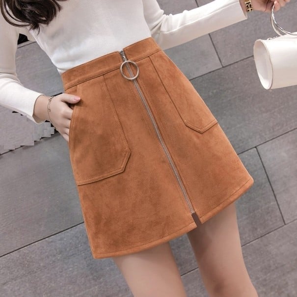 Női mini szoknya cipzárral Átmeneti szabás Hosszú cipzár gyűrűvel elöl Két rakott zseb Velúr felület Poliészter spandexszel világos barna XS