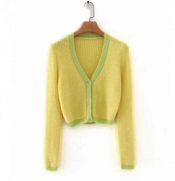 Női szőrös pulóver G222 gombokkal sárga