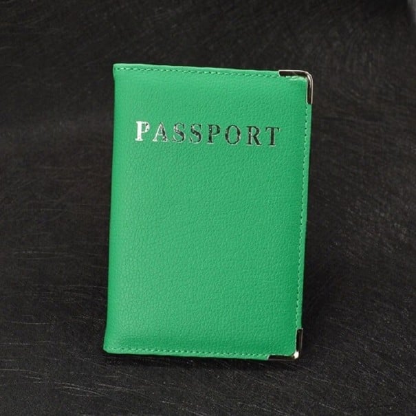 Obal pentru taliei cu inscripția argintie Passport și capacele colțurilor din piele PU cu suprafață fină Proiectat cu margini cusute 14,2 x verde